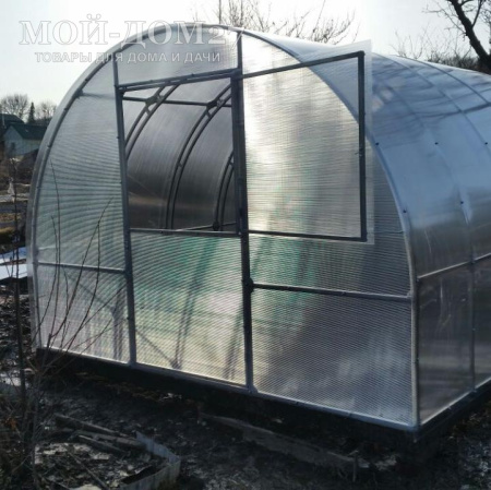 Теплица СверхПрочная Усиленная 4 метра с поликарбонатом | Мой-Дом27 | Каркас изготовлен из оцинкованной замкнутой трубы 20*20 мм.<br>
 Ширина - 3 метра. Высота - 2,1 метра. Длина 4 метра.<br>
 Выдерживаемая снеговая нагрузка - 300 кг/м2. Выдерживаемая ветровая нагрузка - до 22 м/с.<br>
 <b>Расстояние между дугами 0,65 метра. ДВОЙНАЯ ДУГА под дугой приварена еще одна дуга - толщина металла каждой дуги 1,2 мм.</b> Ширина двери 0,96 метра.<br>